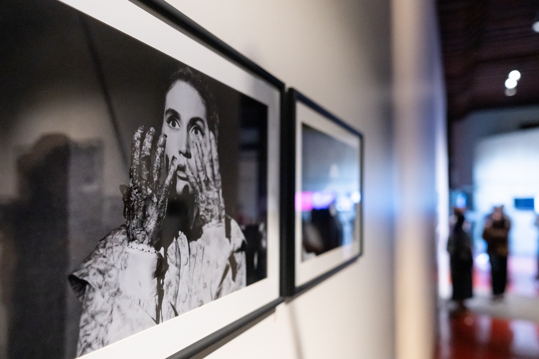 “Maravillosas, monstruosas”, La exposición se conforma por fotografías y fotogramas extraídos del material fílmico